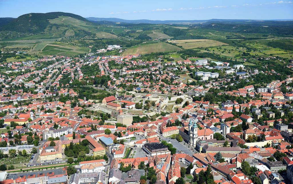 Varkapitany Apartman Егер Екстериор снимка